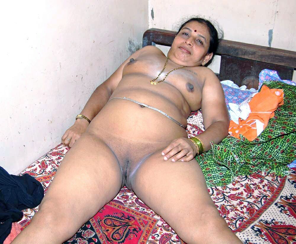 裸のインド人女性たちのポーズとファック
 #77763144