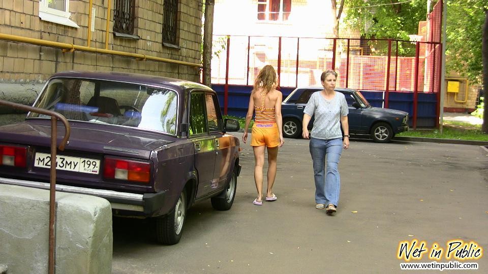 Straßenschlampe fühlt sich peinlich berührt, weil sie in Shorts gepinkelt hat
 #76539240