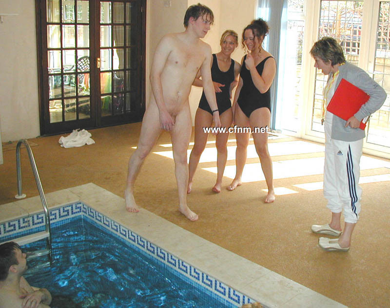Des écoliers de St Dunstans doivent se baigner nus pour se punir avec des écolières.
 #71932209