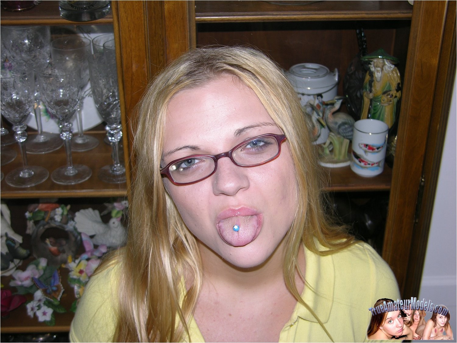 Teen Nerd mit Brille gibt Blowjob und modelliert nackt
 #68156863