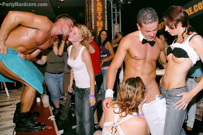 Femmes amateurs excitées faisant des pipes dans un club de strip-tease à partir d'une fête hard.
 #67427491