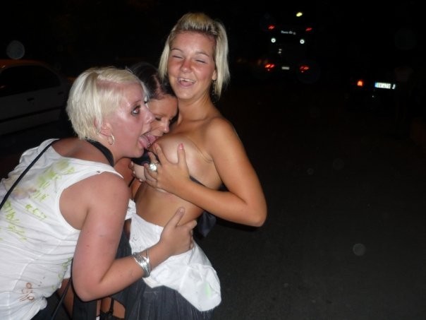 Desnudez pública mostrando jóvenes en público tetas coño mostrando
 #67234288