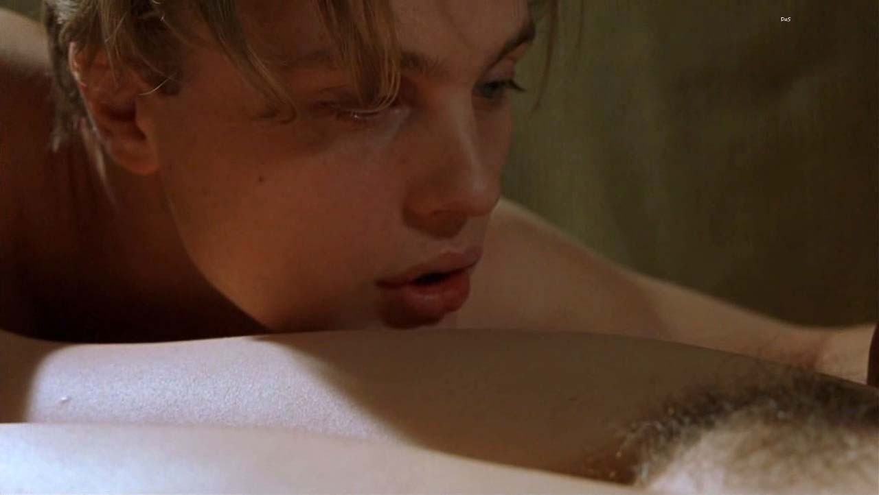 Eva Green entblößt ihre nackte haarige Muschi in Nahaufnahme und ihre großen Brüste in Nacktheit
 #75319660