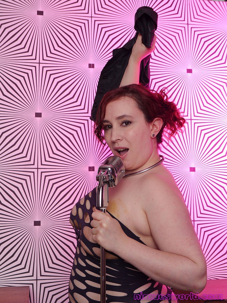 Sexy desnuda rockstars strip tease y pelirroja uk babe teasing en el disco studi
 #74638850
