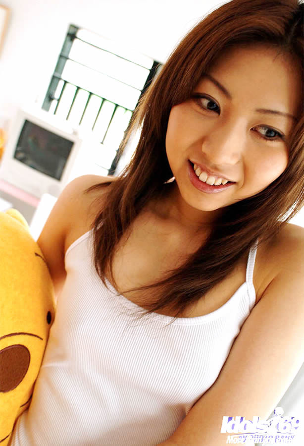 Douce jeune fille japonaise nue dans sa chambre à coucher
 #69919605