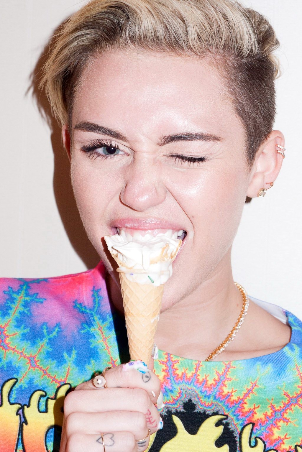 Miley Cyrus mostrando le sue tette figa in terry richardson photoshoot
 #75217379