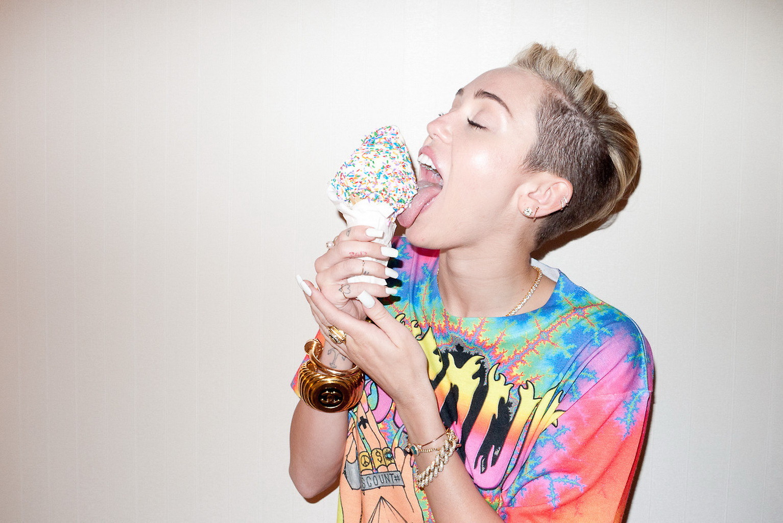 Miley Cyrus mostrando le sue tette figa in terry richardson photoshoot
 #75217395