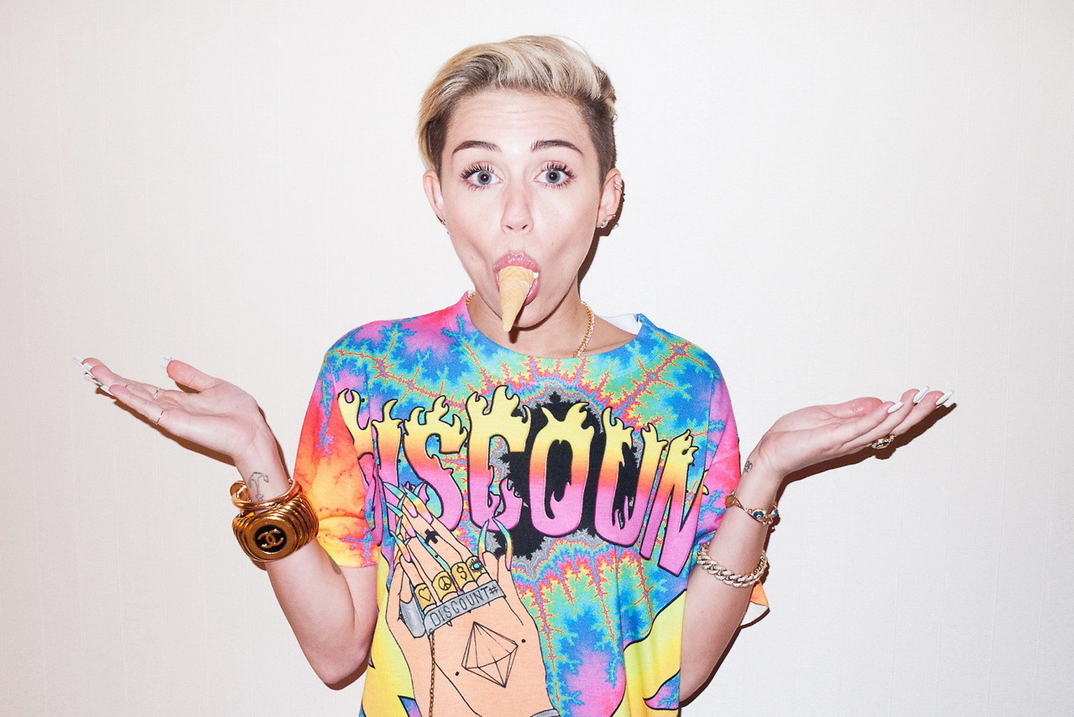 Miley Cyrus montre ses seins et sa chatte dans le photoshoot de Terry Richardson.
 #75217402