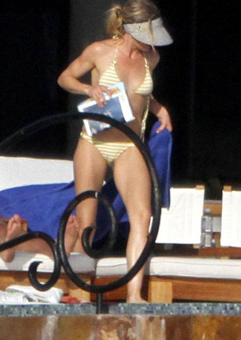Cameron Diaz showing paparazzi her bikini ass #75310432