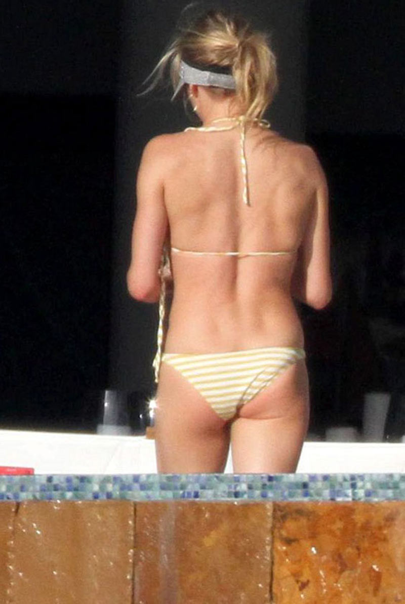 Cameron Diaz showing paparazzi her bikini ass #75310478
