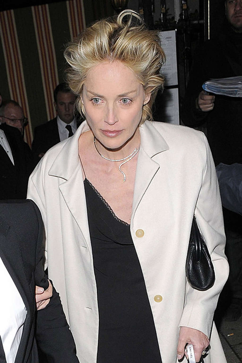 Sharon stone mostrando sus sexys y calientes piernas con falda negra
 #75369625