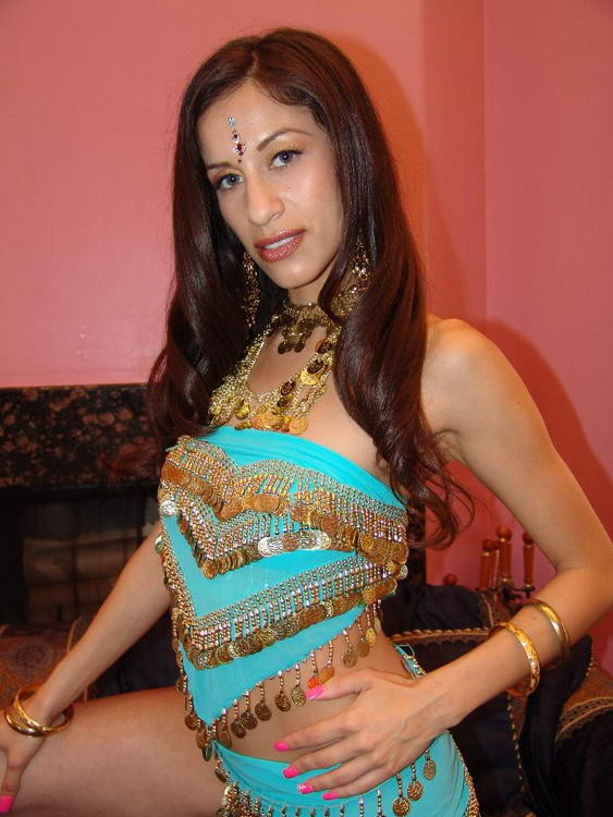 Aruna, une indienne excitée, se fait pomper la chatte par une grosse bite dans son sari bleu.
 #77767041