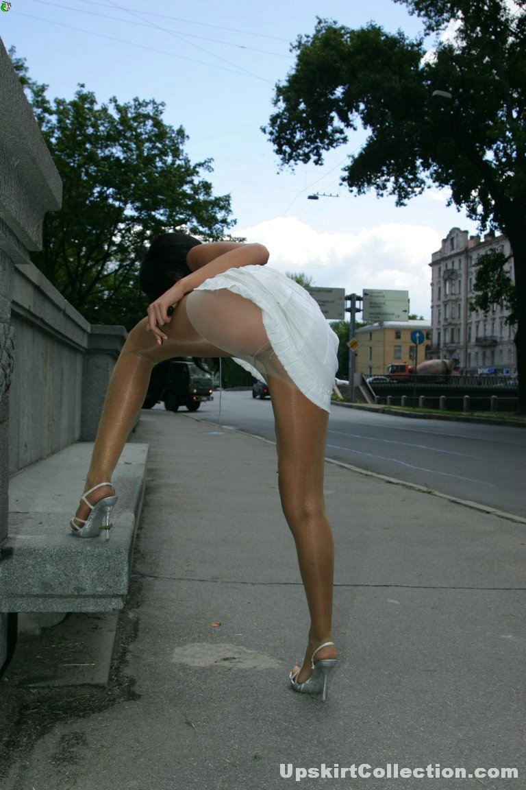 Puppe in durchsichtiger Hose und Rock wird beim Spreizen der Beine erschossen
 #73174602