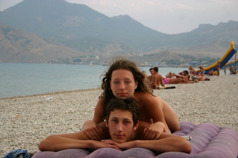 Zwei nudistische Teenie-Freunde machen den Strand unsicher
 #72253193