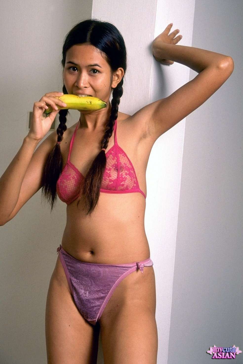 L'asiatica cattiva mangia la banana e si apre la figa
 #70004184