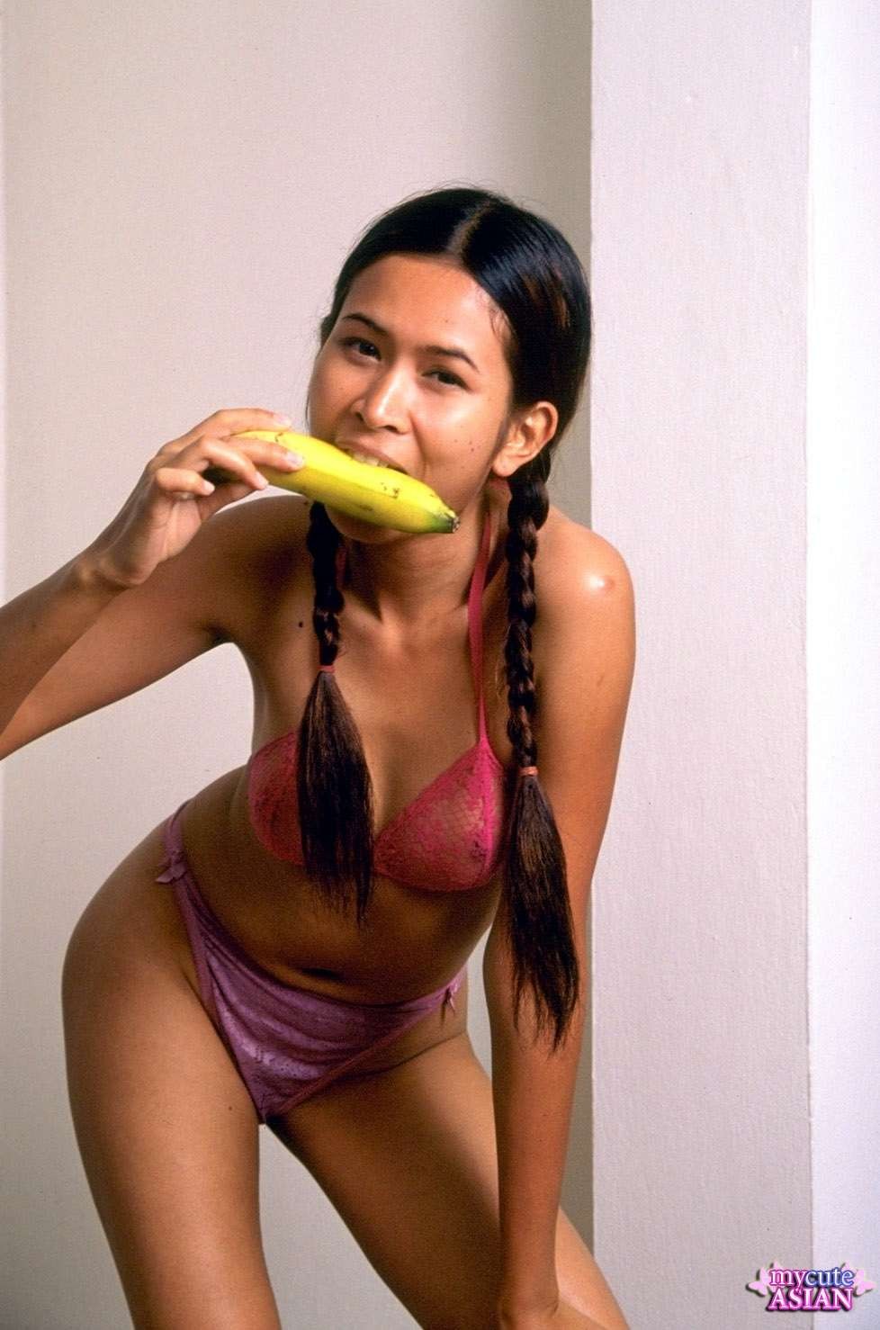 Asiática traviesa comiendo plátano y abriendo su coño
 #70004201