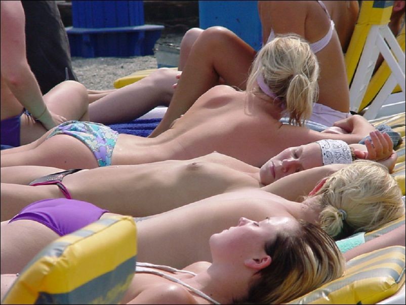 Candido voyeur della spiaggia nudisti adolescenti
 #67240287