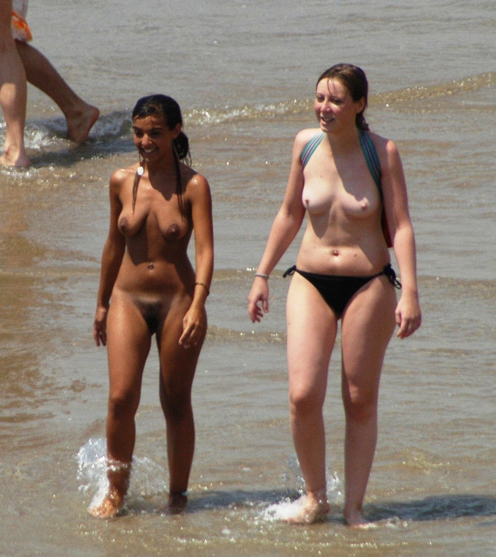 Candido voyeur della spiaggia nudisti adolescenti
 #67240406