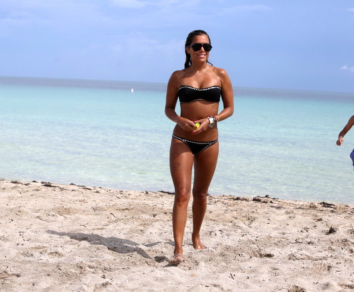 Sylvie van der vaart portant un bikini tube noir sur une plage à miami
 #75216453