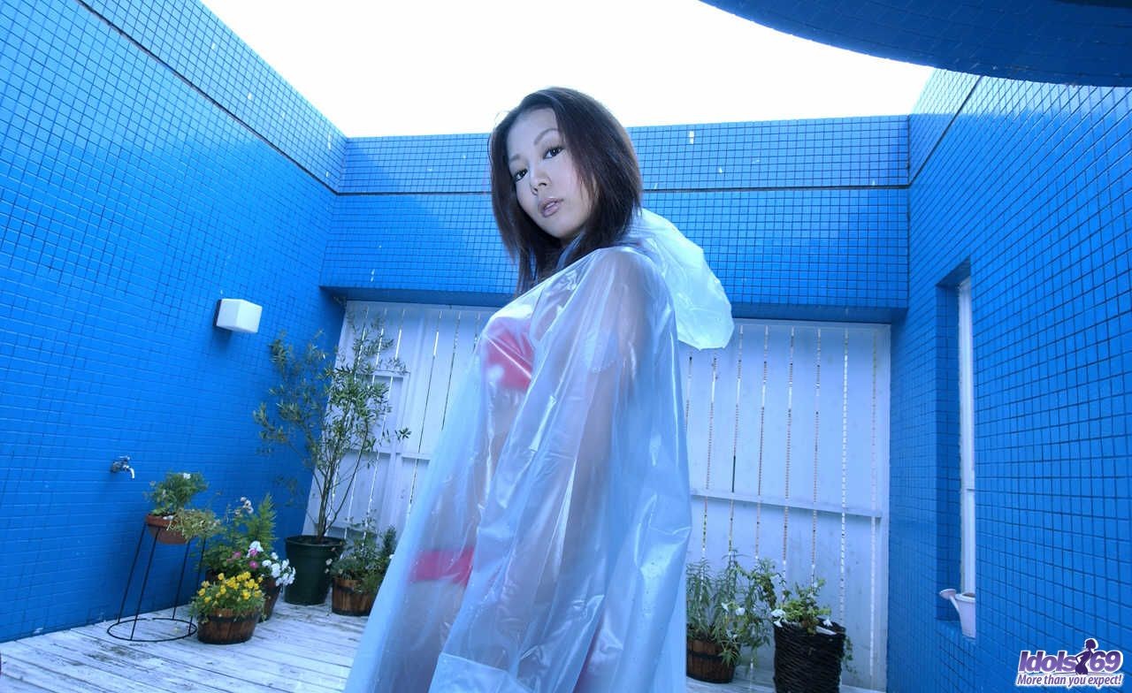 Süßes asiatisches Babe zieht ihr Oberteil aus, um ihre Titten zu zeigen
 #69842573