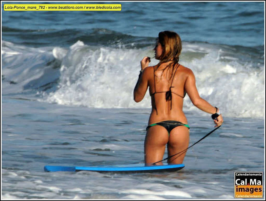 Lola Ponce espone il suo grande culo in perizoma sulla spiaggia
 #75352671