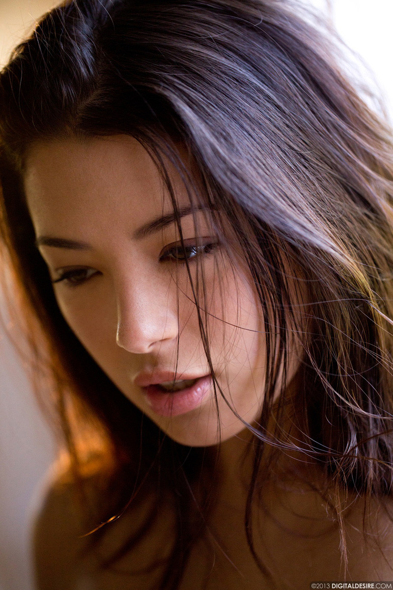 Daisy summers entblößt ihre weichen Brüste und runden Arsch
 #70978265