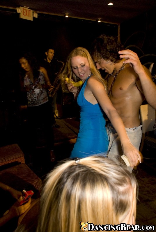 Estranei dal corpo caldo danno delle mazze alle ragazze ubriache della festa
 #71581542