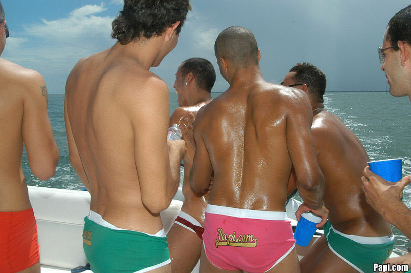 I marinai gay si ubriacano e si scopano a vicenda nel culo su una barca dell'amore per fare sesso
 #76957175