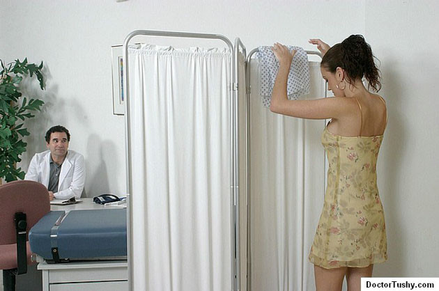 Médico ginecólogo examinando a una chica
 #73292075