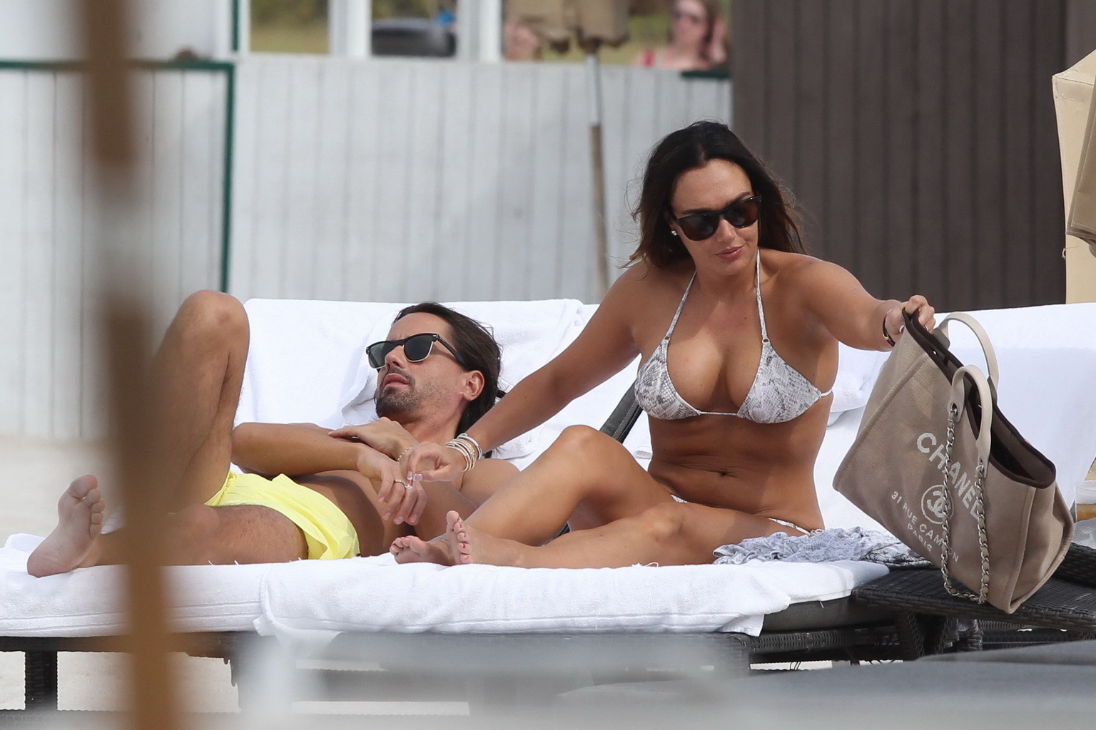 Tamara ecclestone soltando sus curvas asesinas en bikini en miami beach
 #75239016