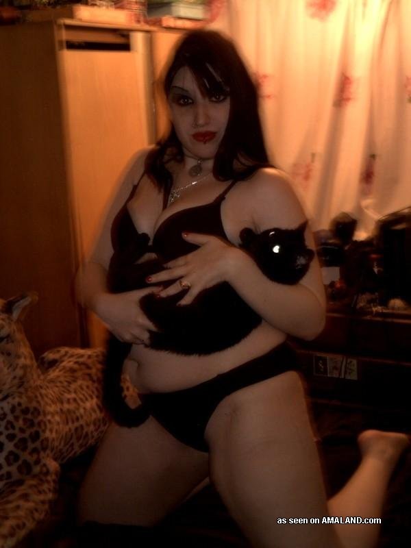 Hot goth in sexy Dessous posieren schlampig
 #71846946