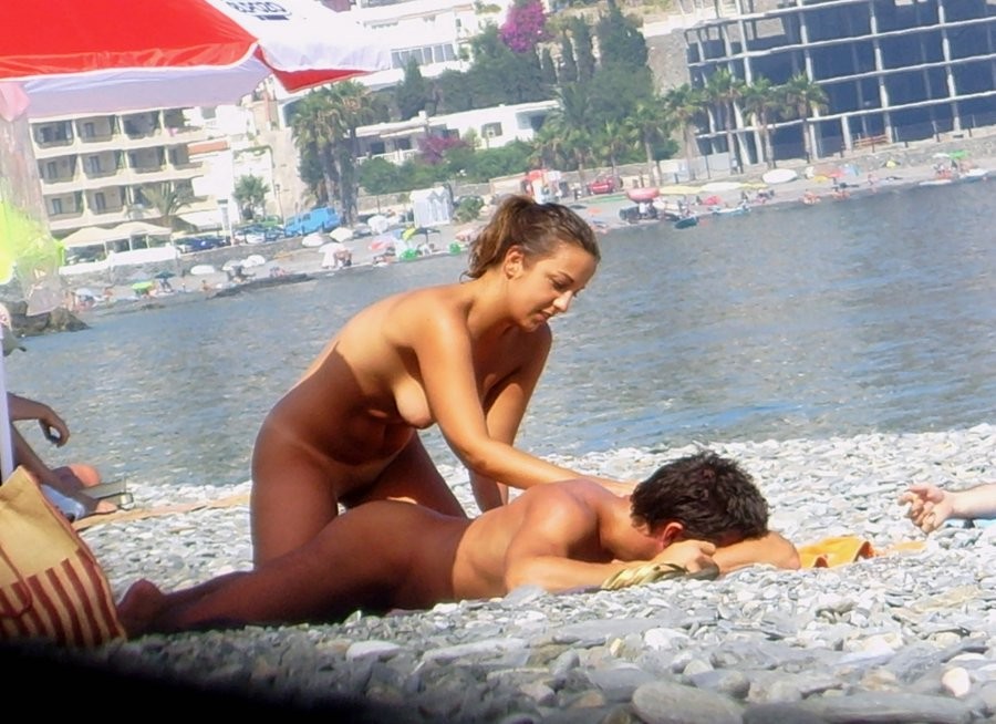 Blonde Milf hat Spaß beim Nacktsein am öffentlichen Strand
 #72248016
