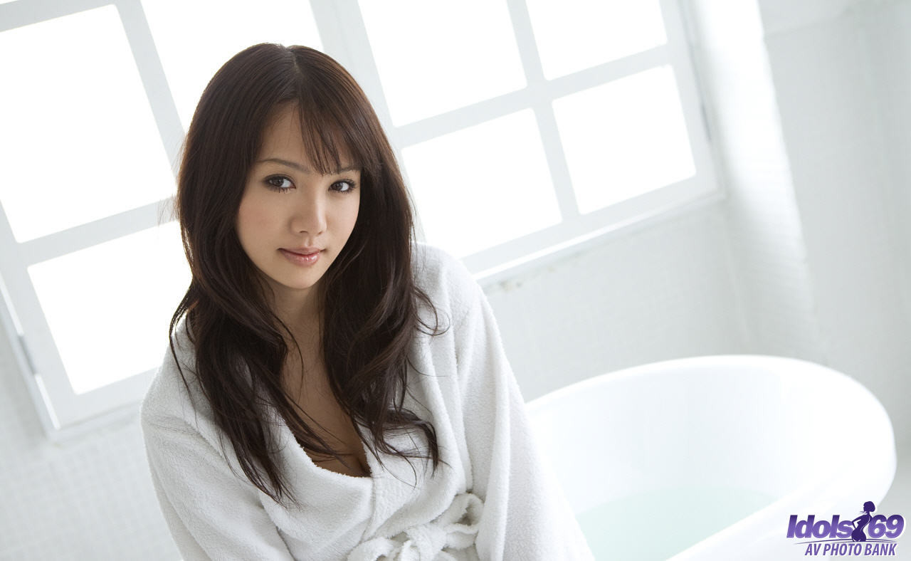 Sexy japonesa mai nadasaka muestra sus bonitas tetas en el baño
 #69969891