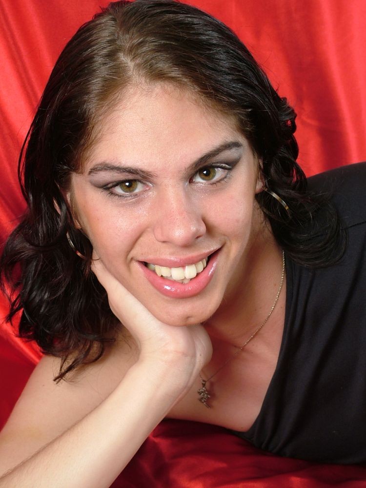 Transexual segura de sí misma se desnuda para mostrar su larga polla
 #79274048