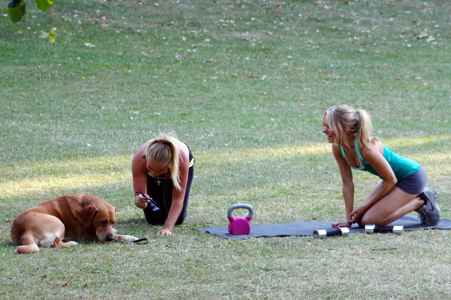 Kimberley garner beim trainieren in einem park
 #75152998