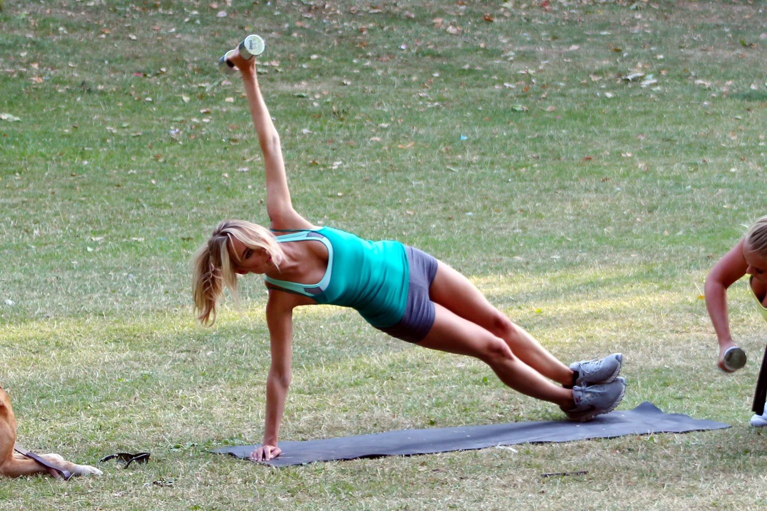 Kimberley garner che si allena in un parco
 #75153003