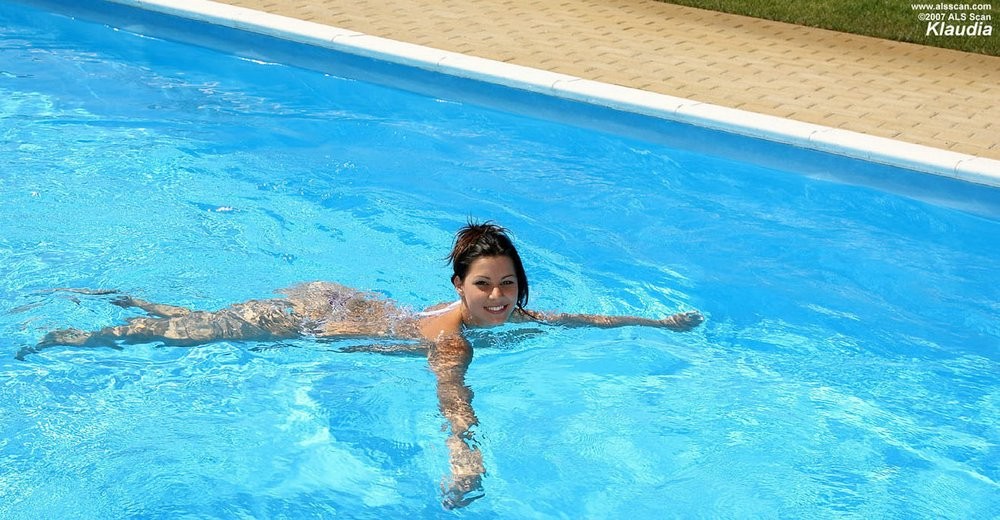 Klaudia, una joven sexy, se deja usar el coño afeitado por una lesbiana
 #71133445