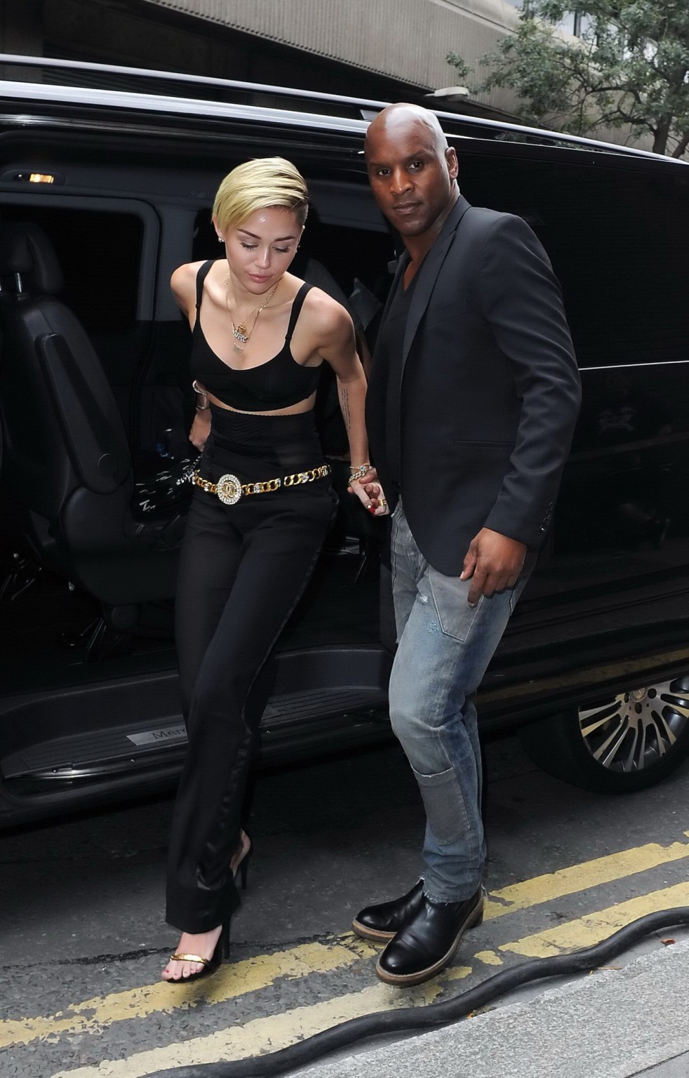Miley Cyrus sans culotte portant un pantalon noir transparent et un débardeur devant chez elle 
 #75219321