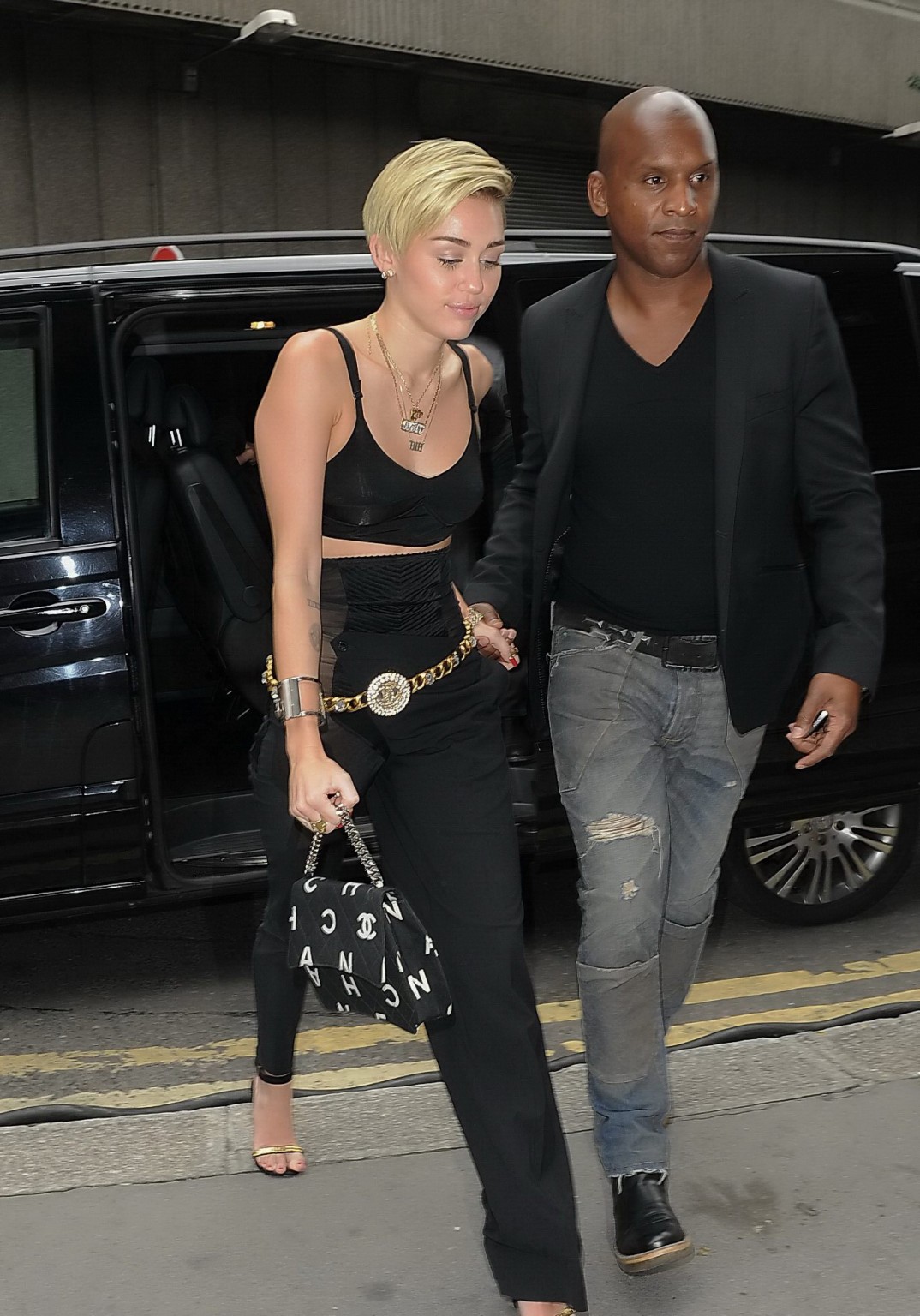 Miley Cyrus sans culotte portant un pantalon noir transparent et un débardeur devant chez elle 
 #75219328