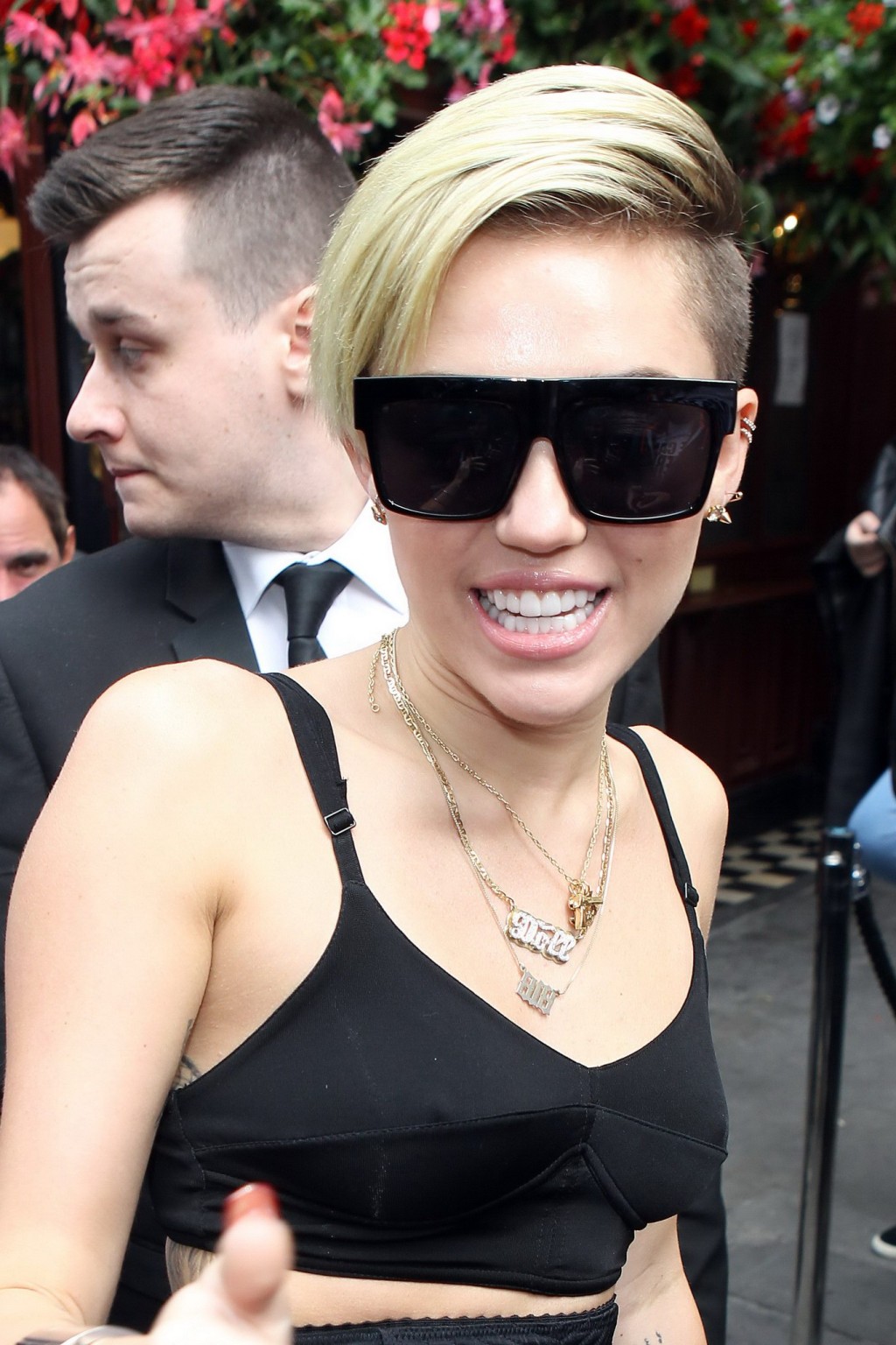 Miley Cyrus sans culotte portant un pantalon noir transparent et un débardeur devant chez elle 
 #75219369