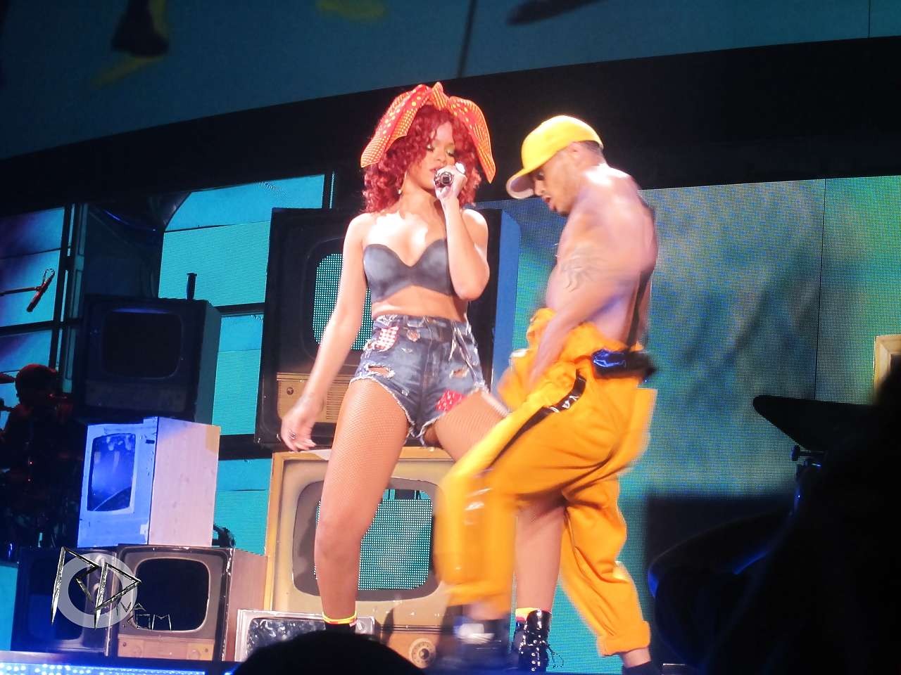 Rihanna in pantaloncini e calze a rete eseguendo sul palco foto paparazzi
 #75301101