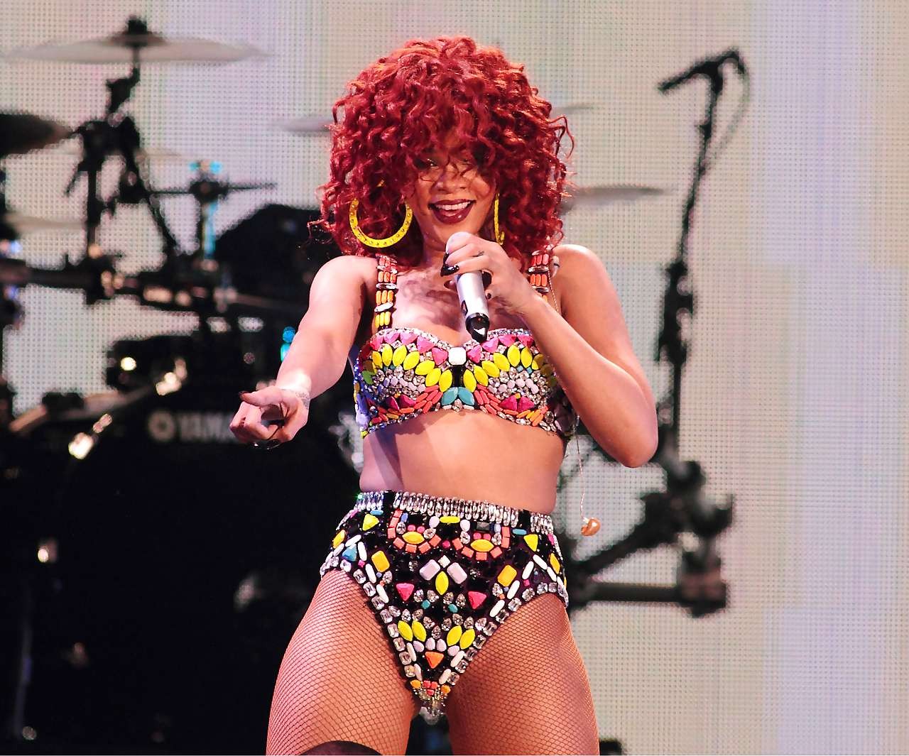 Rihanna in pantaloncini e calze a rete eseguendo sul palco foto paparazzi
 #75301126