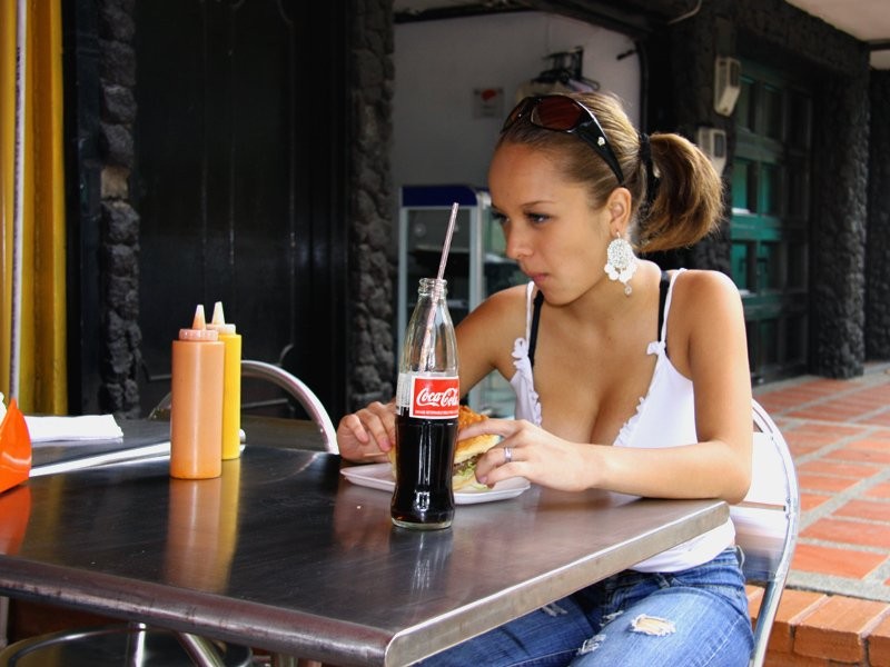 La joven tetona paris milan comiendo una hamburguesa con papas fritas
 #76745659