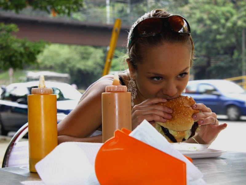 La joven tetona paris milan comiendo una hamburguesa con papas fritas
 #76745670