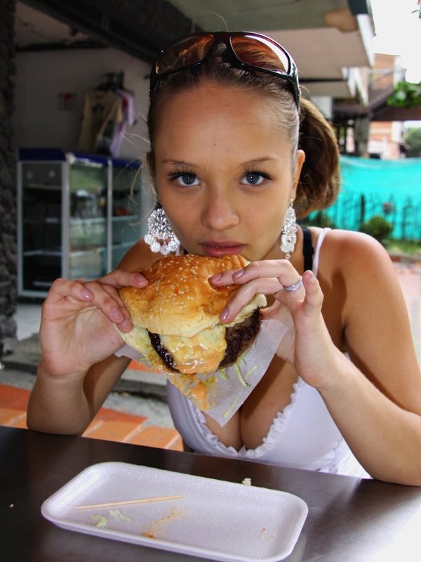 La joven tetona paris milan comiendo una hamburguesa con papas fritas
 #76745683
