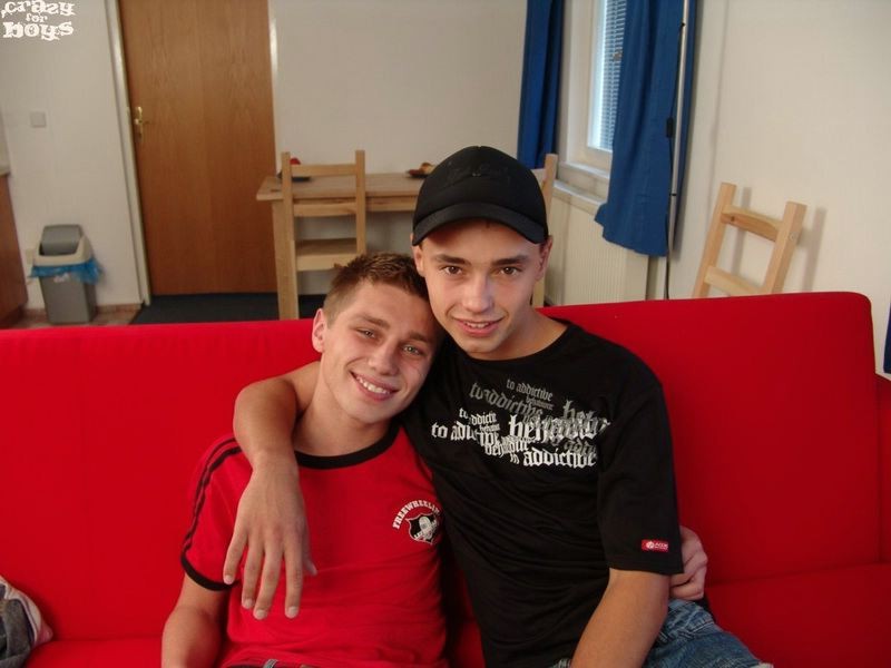 Dos chicos que se enamoran profundamente y con locura
 #76978582