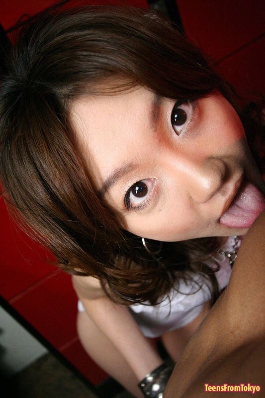 Piccola ragazza giapponese che succhia un piccolo pene eretto vuoto
 #69930264