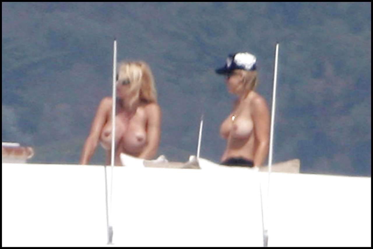Pamela anderson posando en medias y mostrando sus grandes tetas en un yate
 #75297633