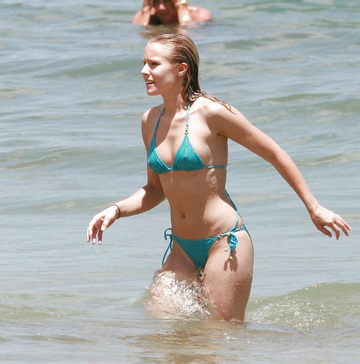 Kristen bell leggy in minigonna nera e sexy in bikini sulla spiaggia
 #75288093