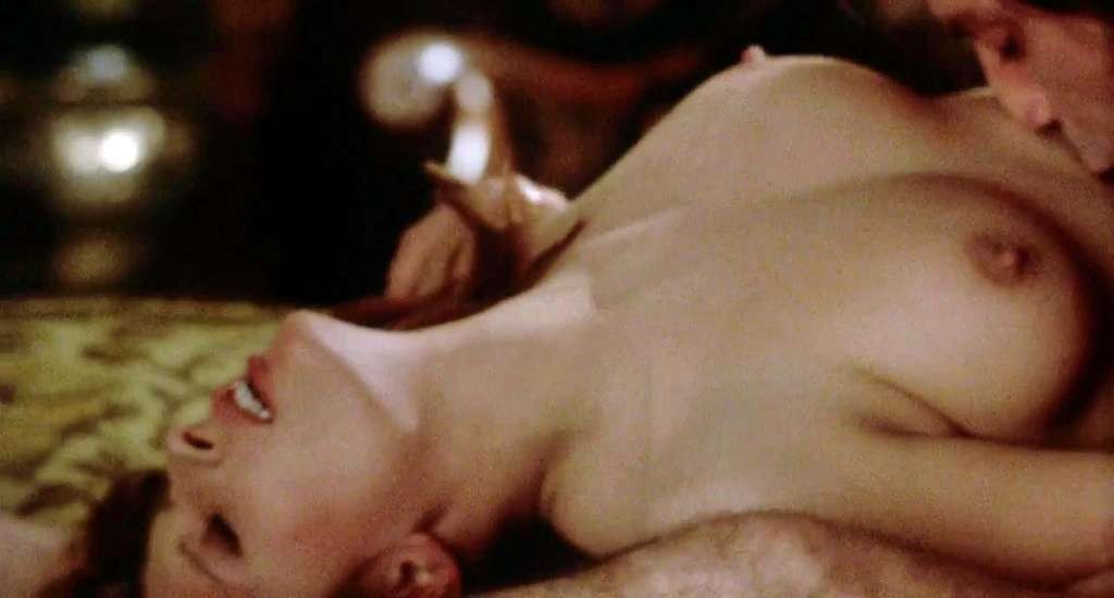 Marianne morris exposant ses beaux gros seins et baisant avec un gars dans un film
 #75330648